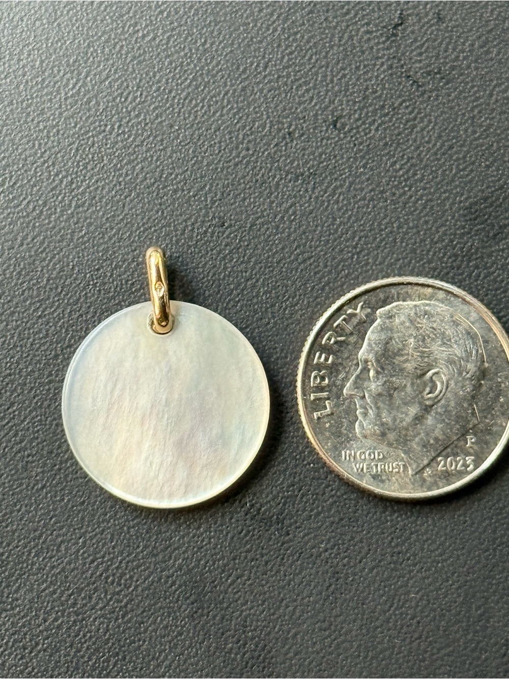 18k Gold Angel Cherub Pendant on Mother-of-Pearl Disc - Picture 3 of 3